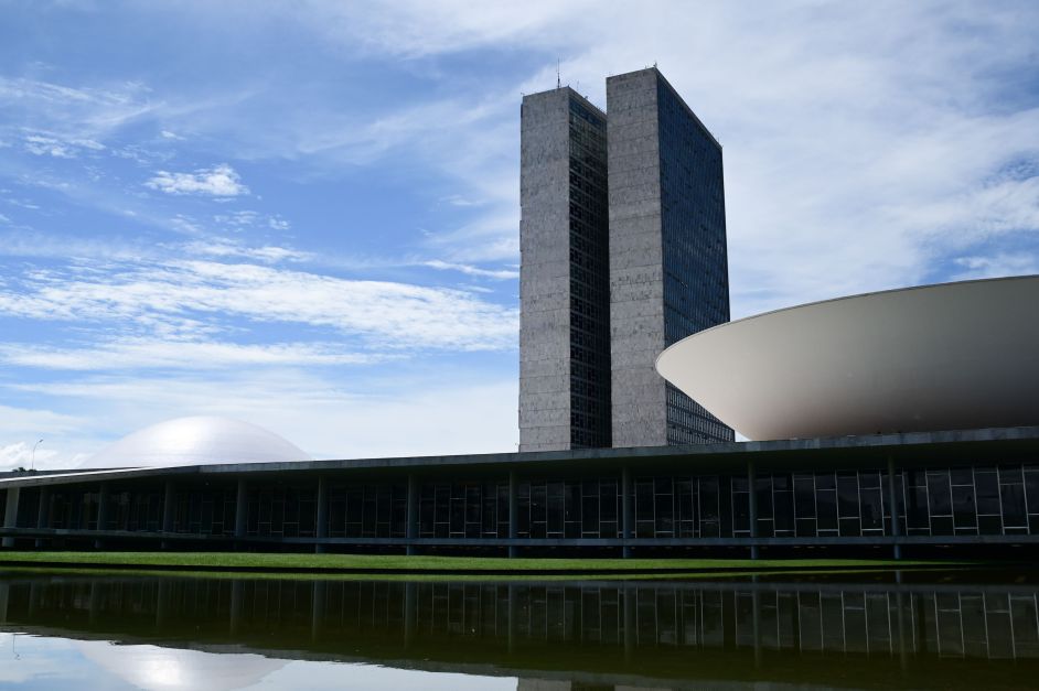 Câmara aprova MP que recria Bolsa Família com valor mínimo de R$ 600