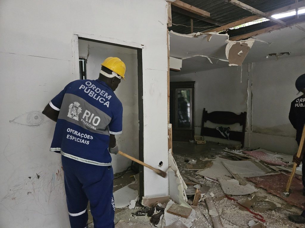Construções irregulares começam a ser demolidas em bairro de luxo do RJ