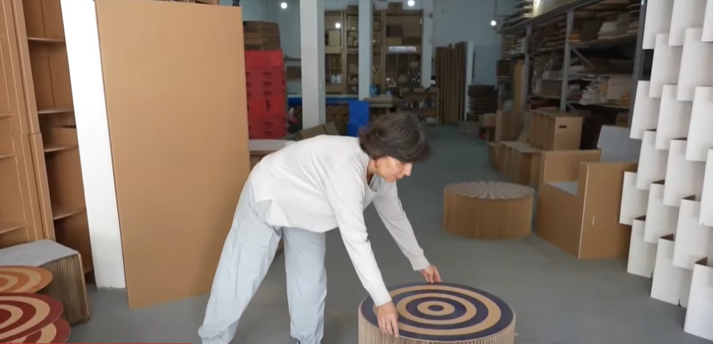 Empresa de São Paulo cria móveis sustentáveis usando papelão