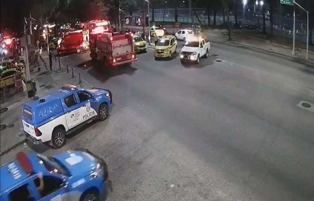 Engavetamento entre ônibus e carros interdita vias na Praia do Flamengo, no Rio