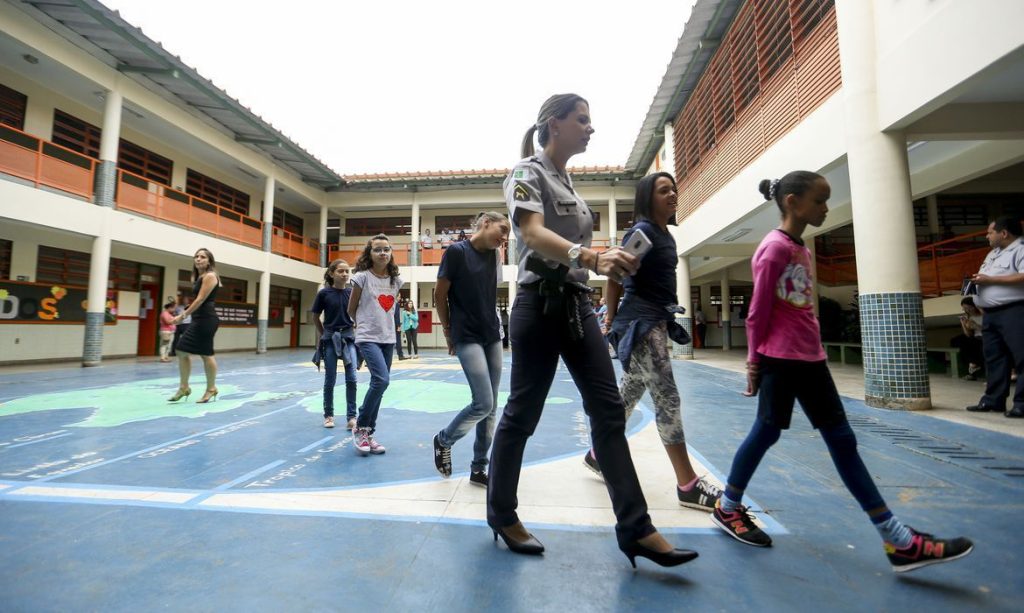 Entenda como funciona a implementação de escolas cívico-militares em SP