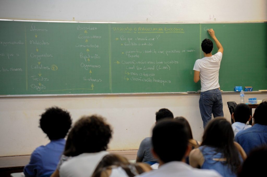 Governo de SP autoriza iniciativa privada a construir e gerir 33 escolas públicas