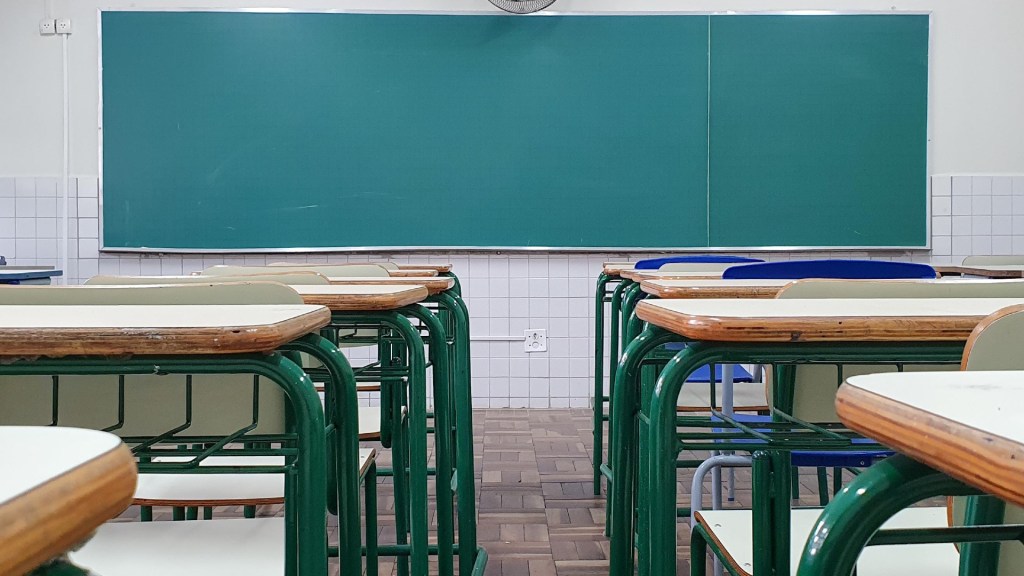 Nova carga horária e espanhol optativo; veja o que muda no ensino médio a partir de 2025