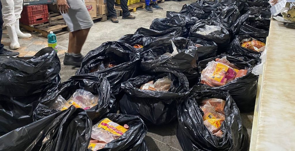 Operação no RJ apreende uma tonelada de linguiça vencida e outros produtos irregulares
