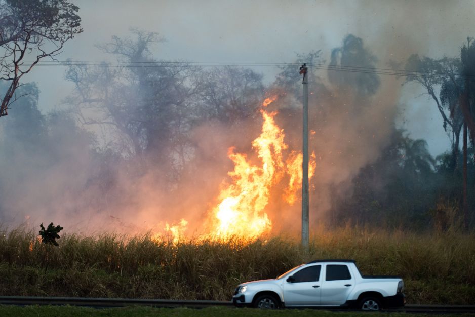Queimadas foram causadas por condições climáticas raras e despreparo, diz especialista à CNN