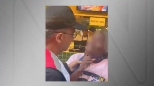RJ: policial militar é flagrado quase enforcando mulher que vendia balas na rua com duas crianças