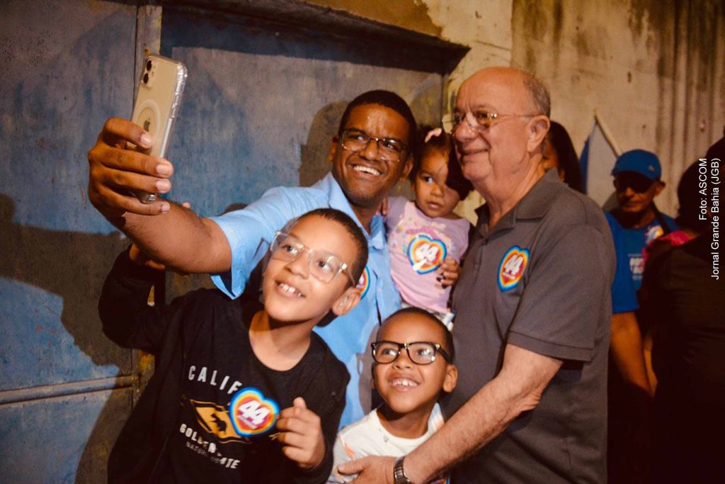 Candidato José Ronaldo anuncia construção de creche e expansão da rede de saúde durante caminhada no Bairro Tomba, em Feira de Santana
