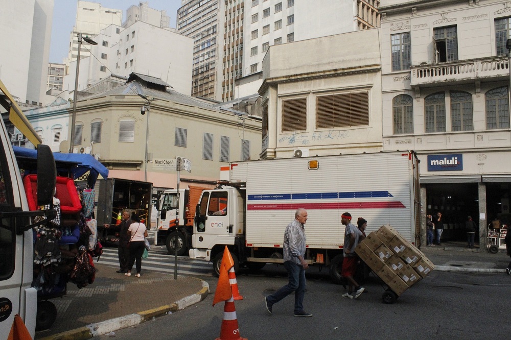 Comerciantes da 25 de Março sofrem com falta de energia elétrica em São Paulo