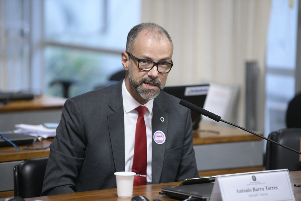 Diretor da Anvisa volta a citar déficit de servidores na agência