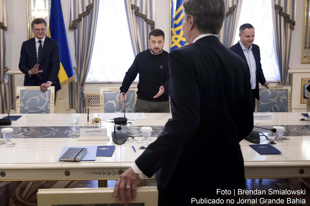 Remodelação do Governo Zelensky reflete disputa de poder entre Londres e Washington, afirma analista