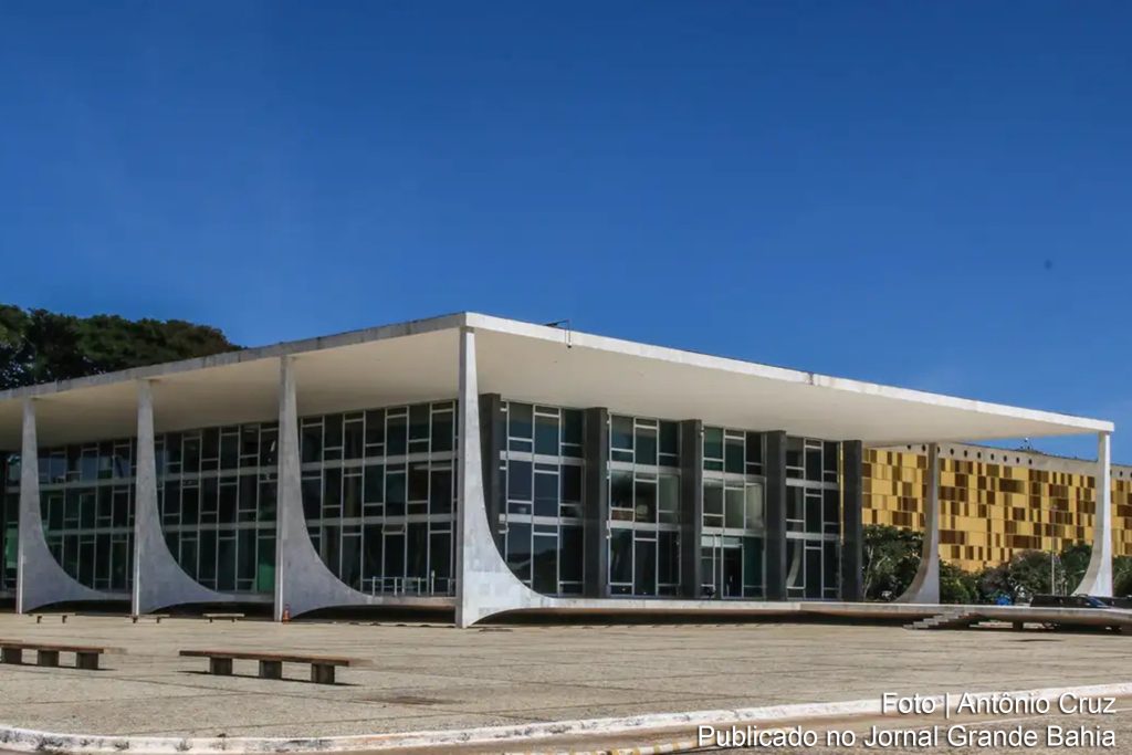 STF decide manter suspensão da rede social X no Brasil