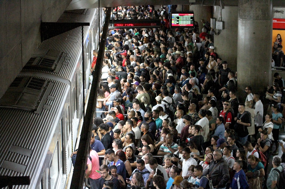 Falha na linha vermelha provoca caos e superlotação no Metrô de São Paulo; veja vídeos