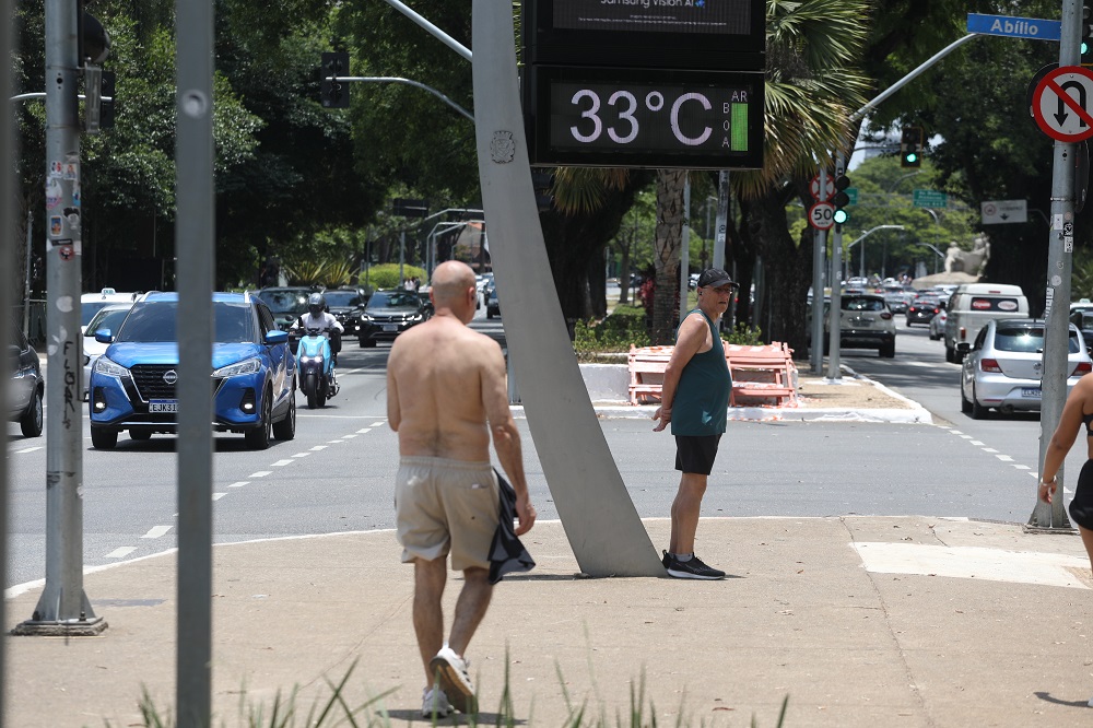 Verão climático: semana começa com calor e chuvas intensas no Sudeste