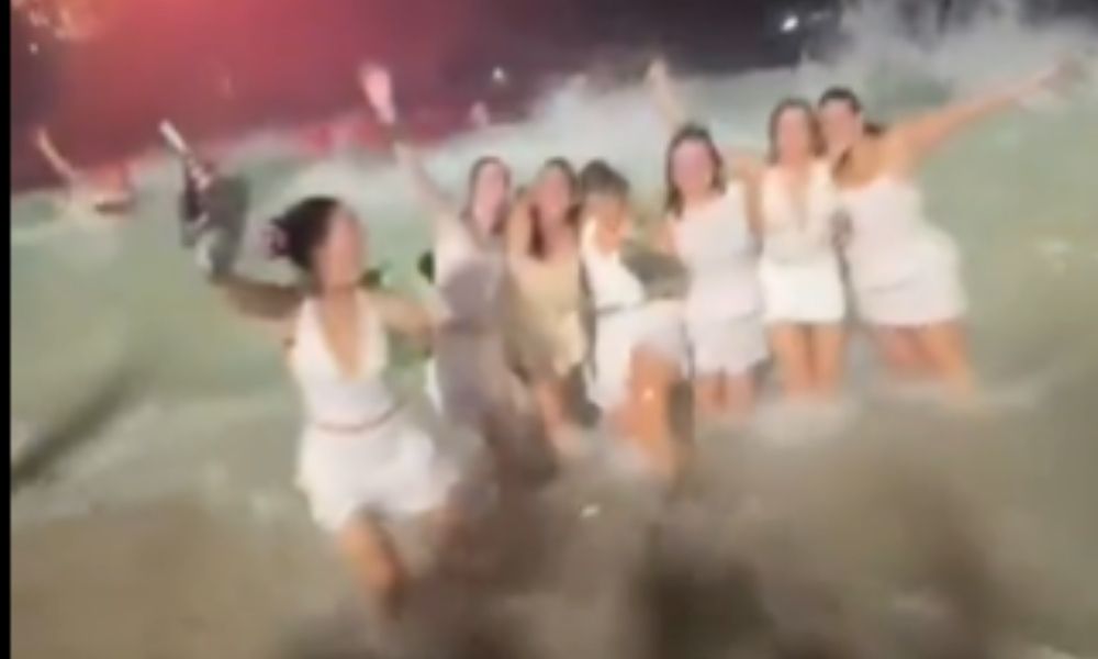 Amigas se reúnem para tirar foto no Réveillon e são arrastadas por onda em Copacabana