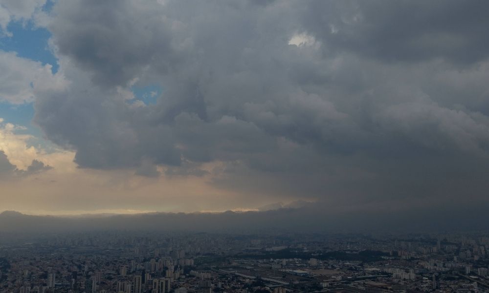 Chuva em SP gera alagamento, deixa pessoas ilhadas e interrompe circulação de trens