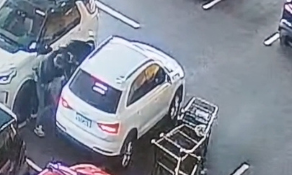 Mulher é sequestrada em estacionamento de supermercado em SP