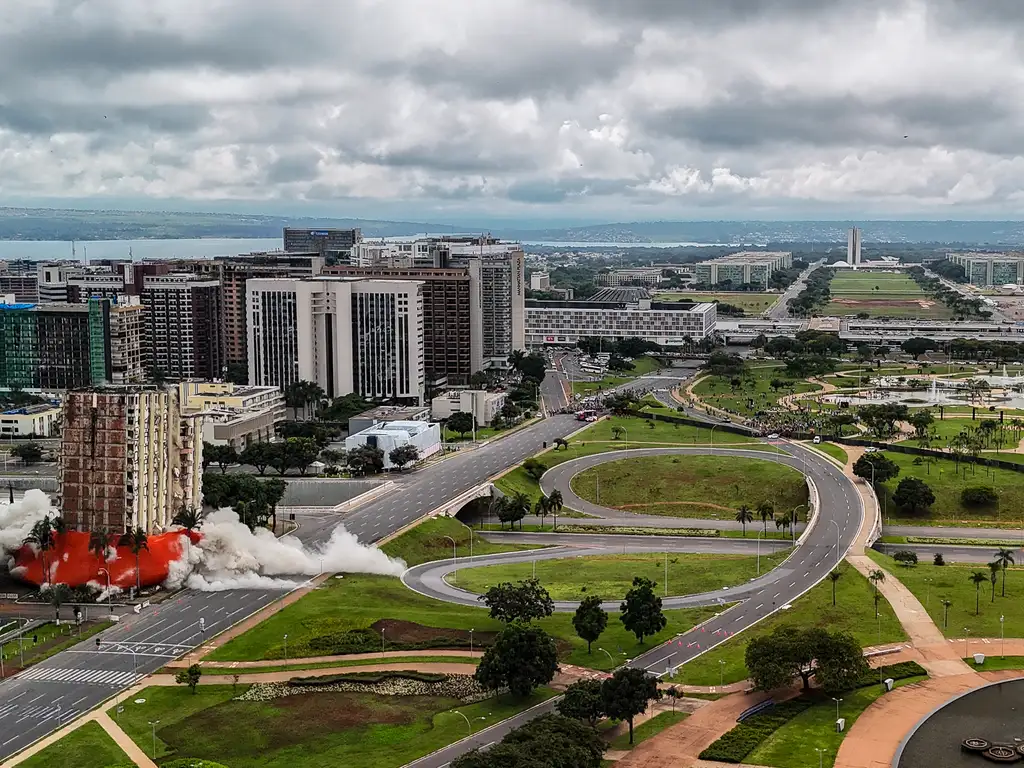 Torre Palace, em Brasília, é implodido após anos de abandono; veja imagens