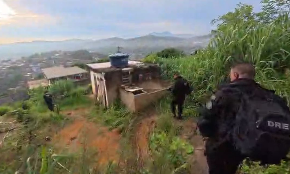 Adolescente é estuprada no Rio por sete pessoas após ordem do ‘tribunal do tráfico’