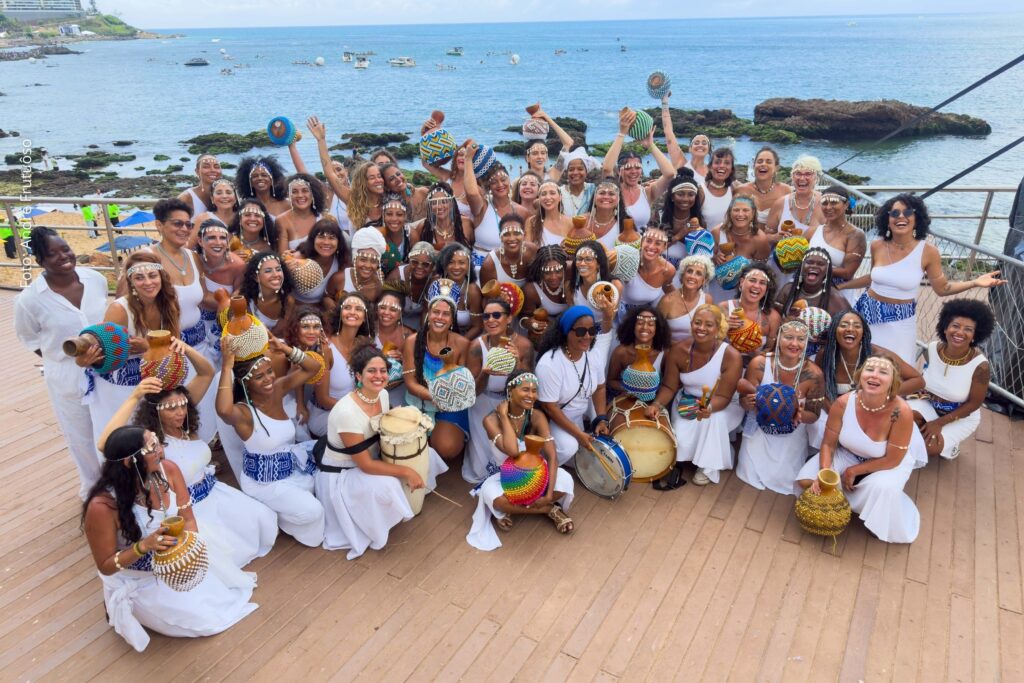 Agbelas lideram Oferenda Musical na Festa de Iemanjá em Salvador e levam cortejo percussivo feminino ao Rio de Janeiro