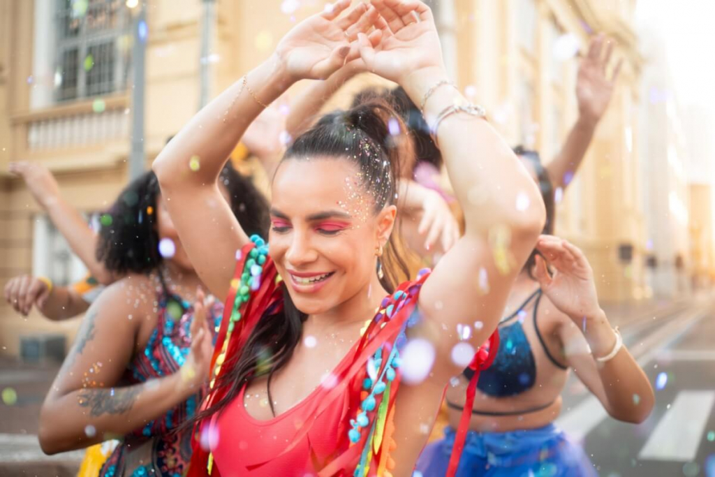 Carnaval sem perrengue: a lista de ouro do que levar na bolsa para não passar sufoco no bloco