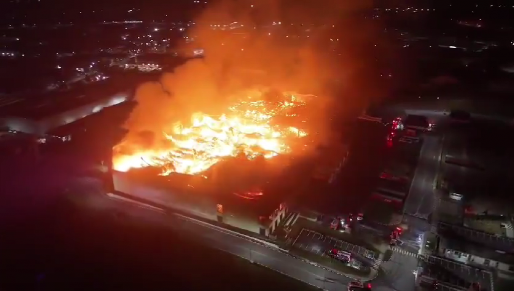 Incêndio destrói galpão na Grande São Paulo; veja vídeos