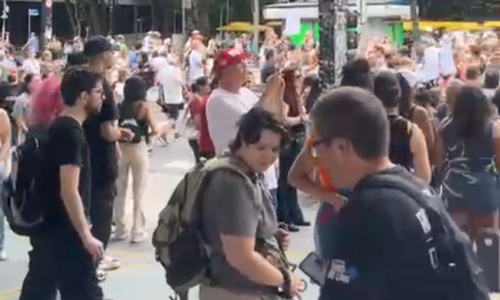 Manifestantes se reúnem na Paulista para cobrar justiça pela morte do Cão Orelha