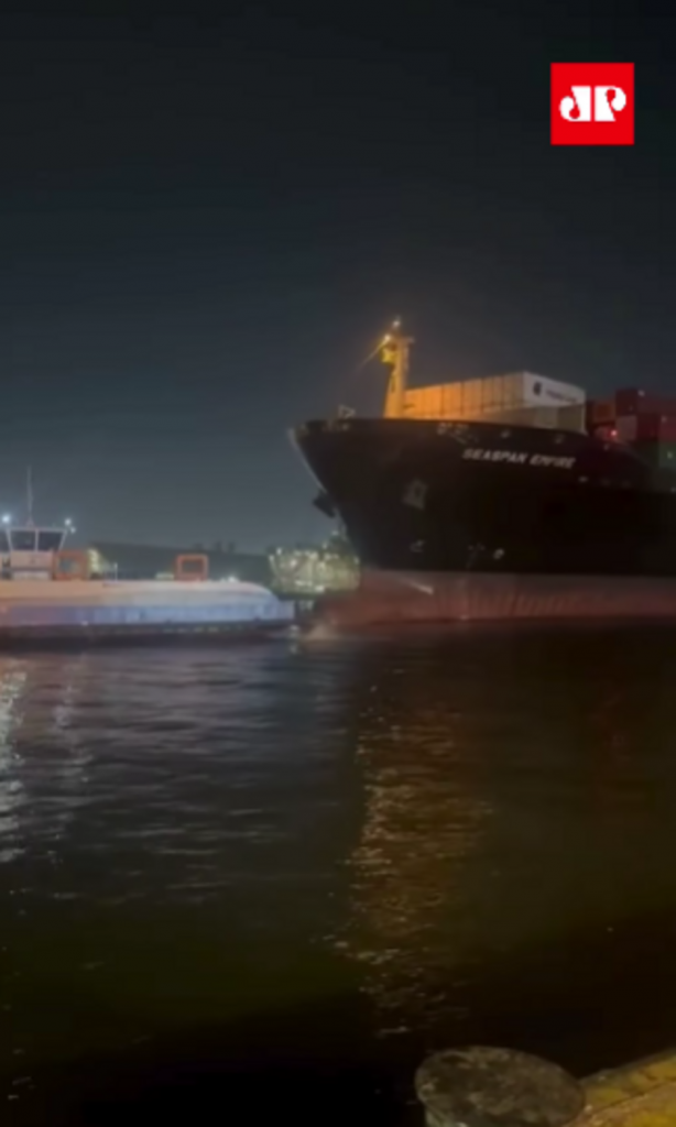 Navio atinge balsas no Porto de Santos e tripulantes pulam no mar
