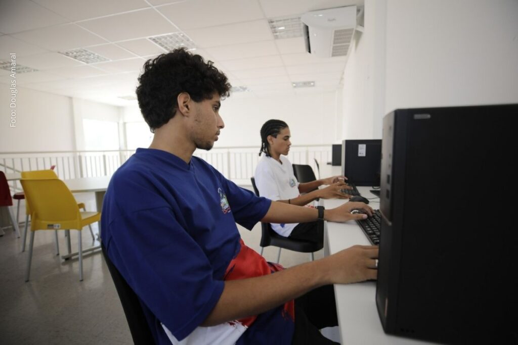 SEC Bahia publica diretrizes para uso da Inteligência Artificial na Educação Básica e oferece 500 vagas em formação on-line para professores