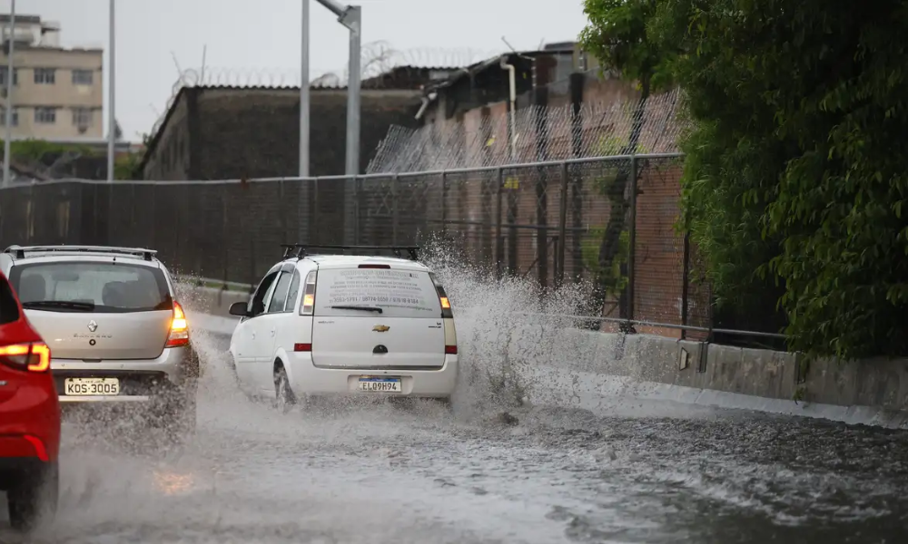 Temporal atinge o RJ e coloca cidades em alerta extremo