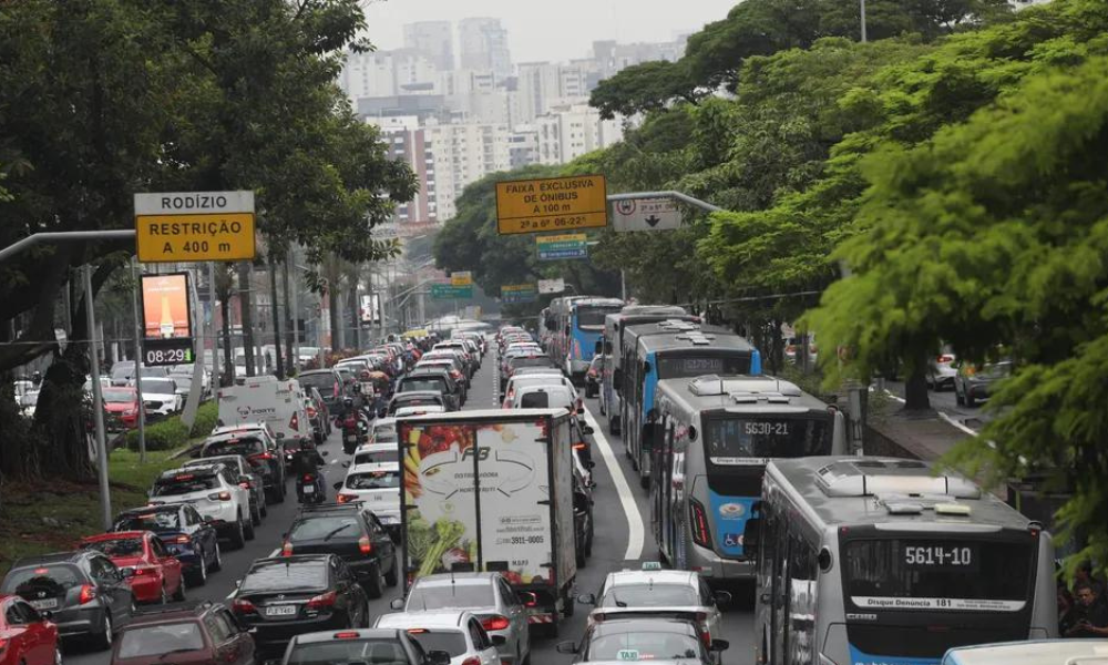 Trânsito de São Paulo enfrenta má conduta e falta de educação
