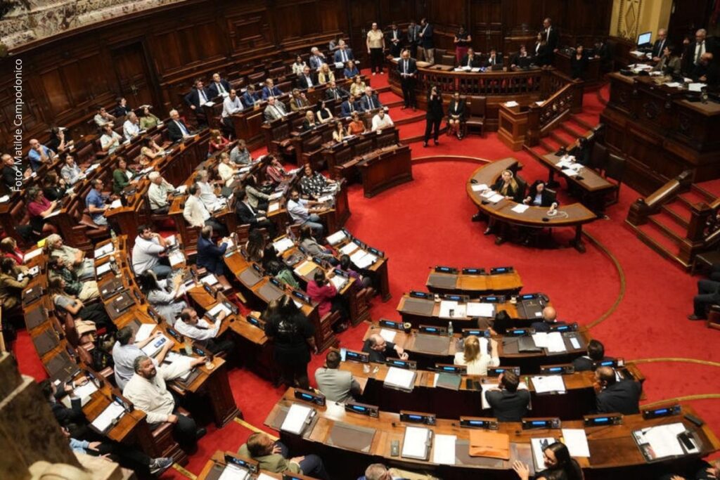 União Europeia inicia aplicação provisória do acordo Mercosul-UE após ratificação de Argentina e Uruguai; França critica decisão