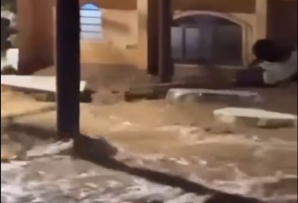 Vídeo mostra caixões e urnas sendo levados pela enxurrada em Ubá