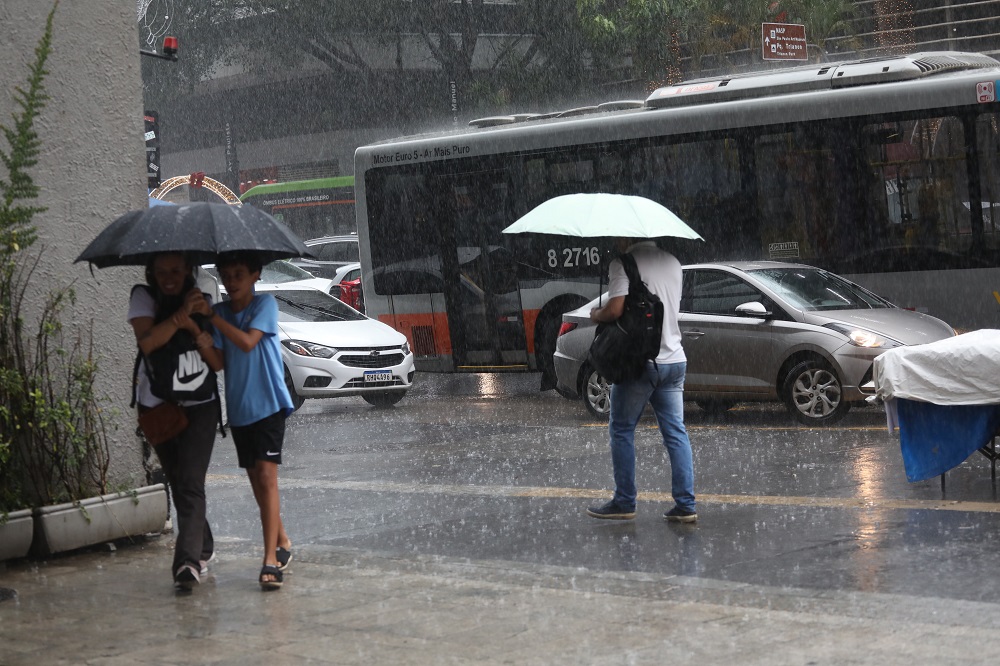 Cidade de SP entra em estado de atenção para alagamentos; Defesa Civil emite alerta