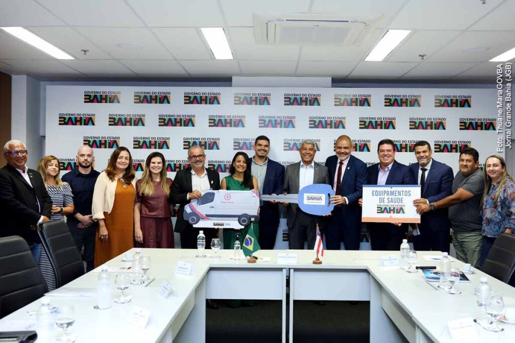 Governador Jerônimo entrega ambulância, veículo de TFD e equipamentos hospitalares para Boquira após reunião com comitiva municipal
