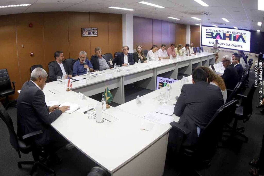 Governador Jerônimo entrega ônibus escolar, ambulâncias e autoriza obras de infraestrutura em Riacho de Santana