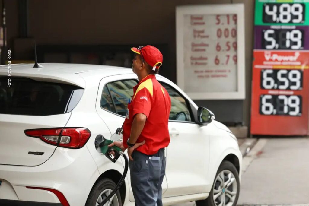 Governo Lula propõe usar receitas do petróleo para reduzir impostos sobre combustíveis durante crise internacional