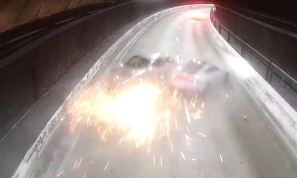 Mãe e filho são indiciados após acidente com Porsche em túnel na zona sul de SP