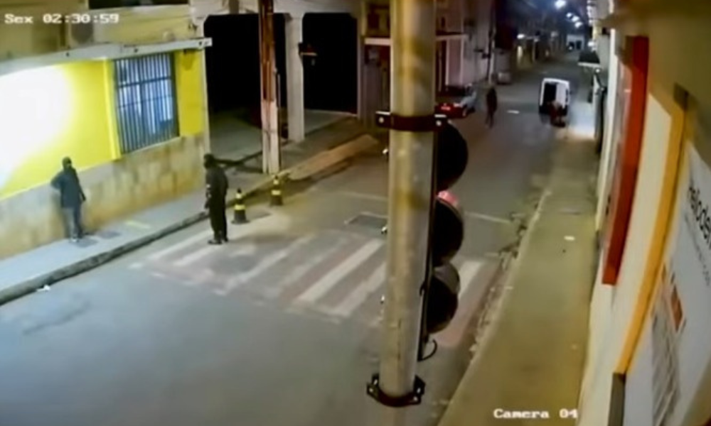 Quadrilha armada explode agência bancária no interior de MG; veja vídeo