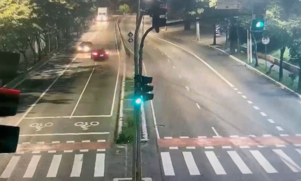 Vídeo mostra batida de Porsche na contramão na zona leste de SP; assista