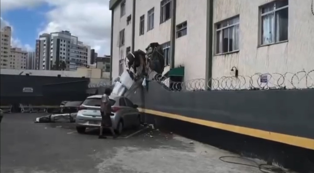 Avião de pequeno porte colide com prédio em BH