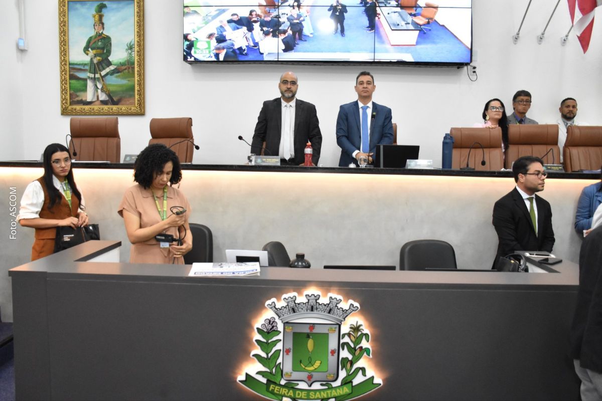 Câmara Municipal de Feira de Santana realiza minuto de silêncio por servidoras mortas em ataque a escola no Acre