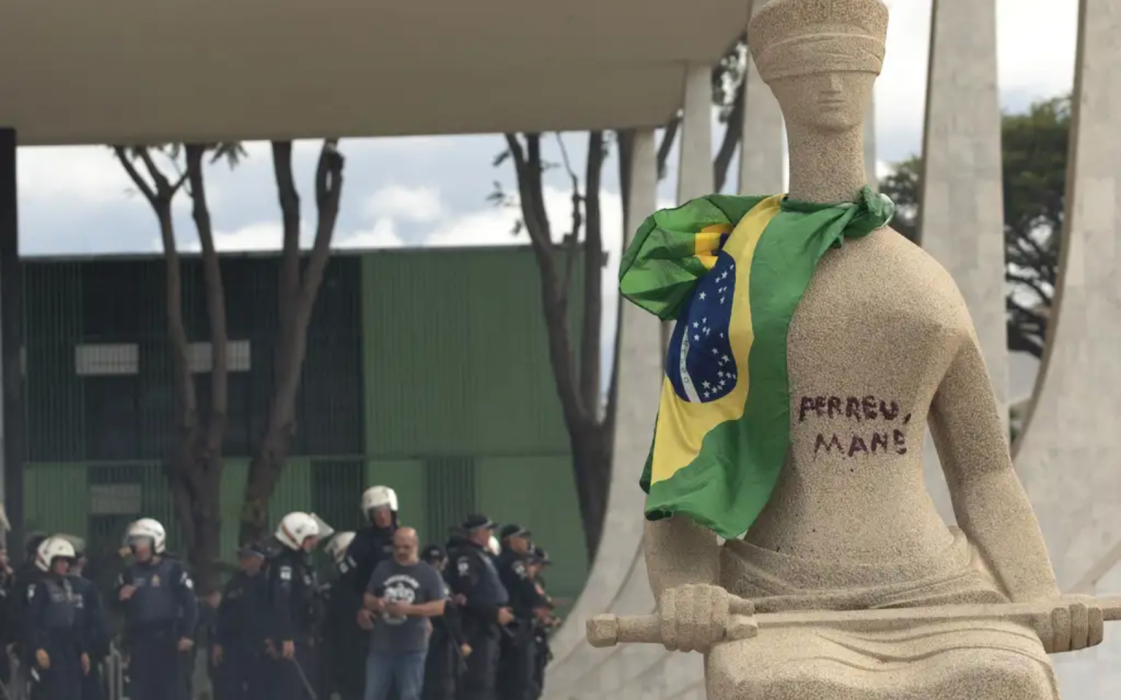 Defesa de Débora do Batom pede redução de pena ao STF após derrubada de veto à dosimetria