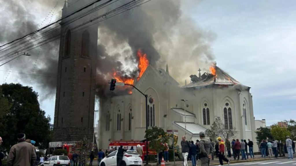 Igreja centenária é atingida por incêndio no Rio Grande do Sul; veja vídeo