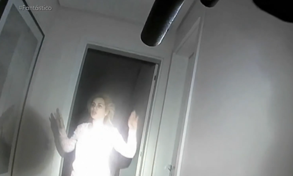 Imagens mostram momento da prisão de Deolane Bezerra em condomínio de luxo
