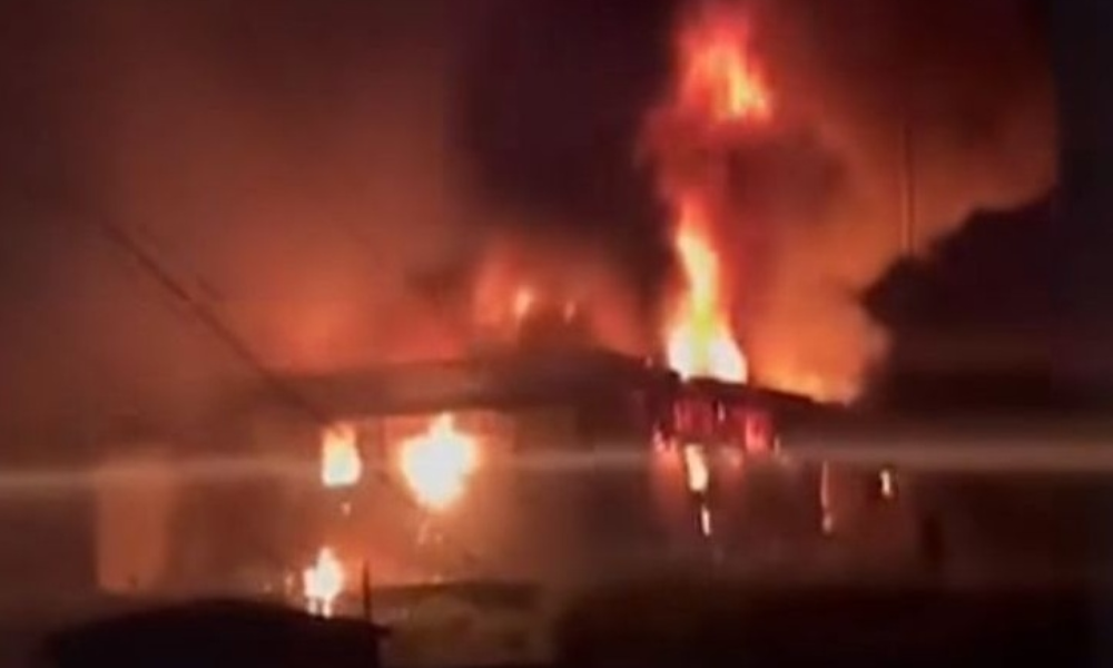 Incêndio de grandes proporções atinge fábrica de velas em Mauá, na Grande SP