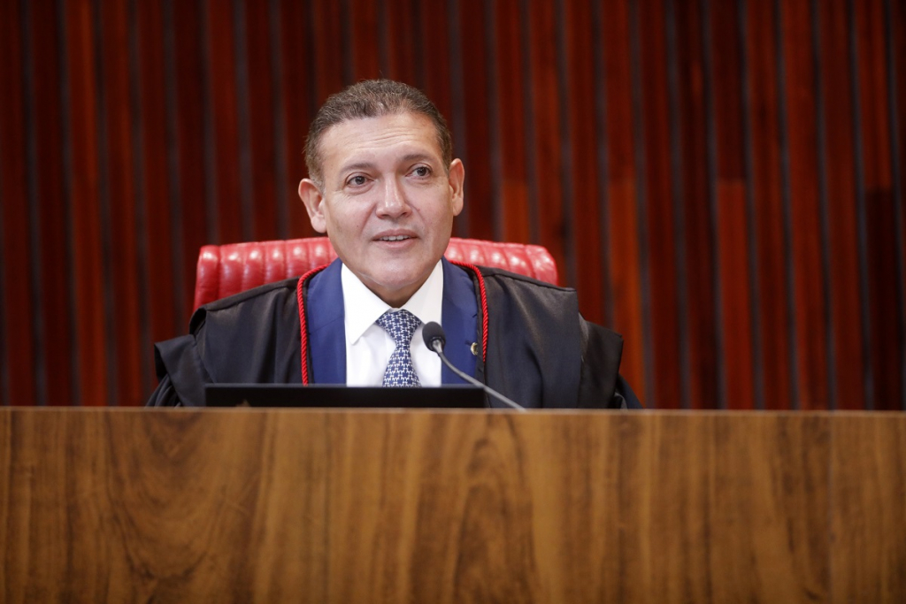 Nunes Marques toma posse como presidente do TSE em cerimônia com Lula e Flávio Bolsonaro