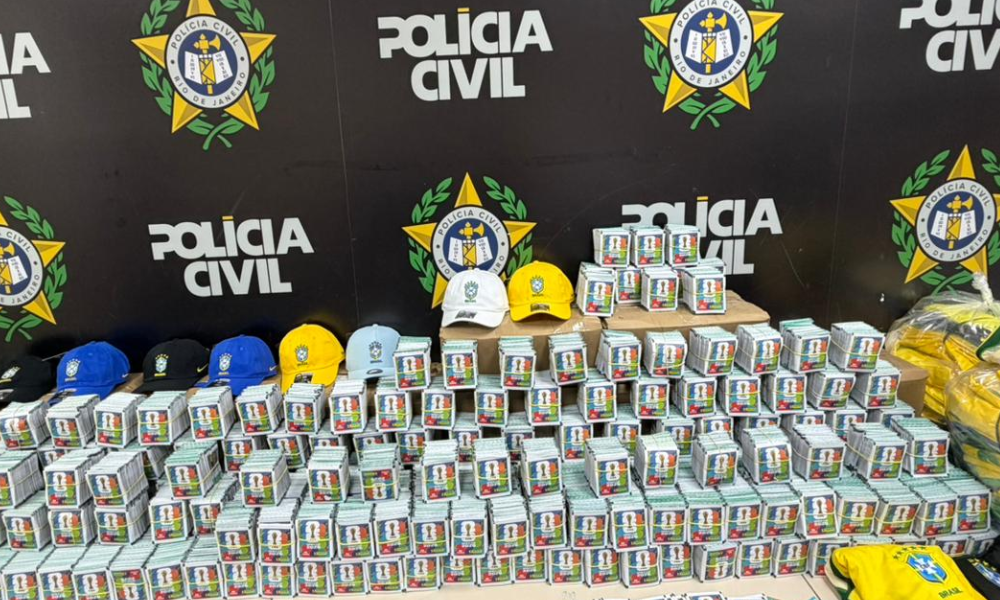 Polícia Civil apreende 200 mil figurinhas falsificadas da Copa no RJ