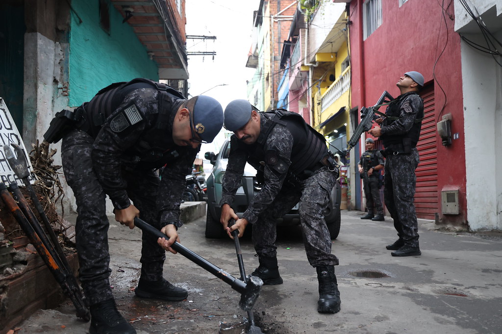 Polícia Militar faz operação para retirar barricadas do tráfico em Paraisópolis