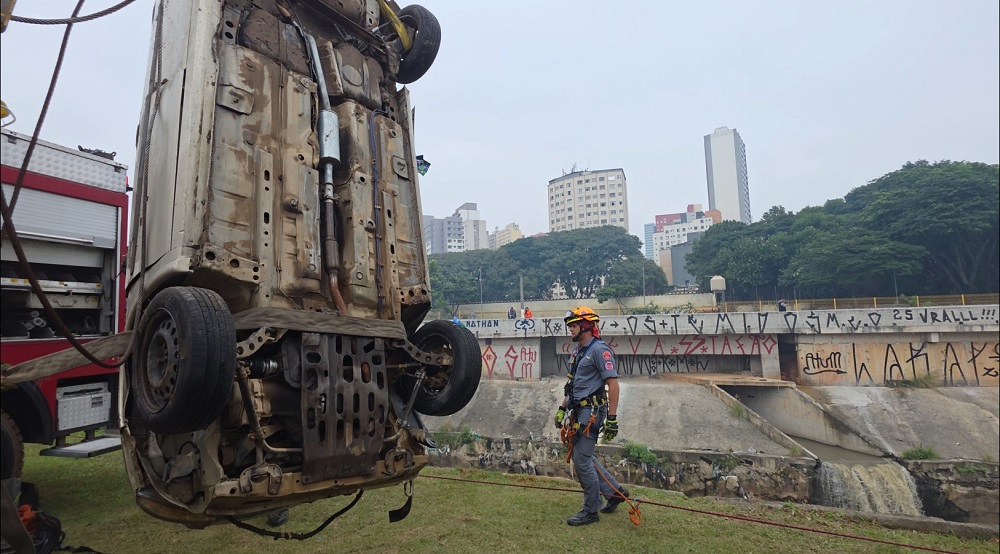Veja imagens do resgate de carro que caiu no Rio Tamanduateí, em SP