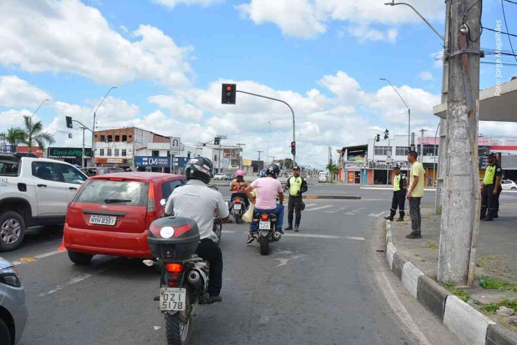 Faixa da direita livre em Feira de Santana: SMT orienta motoristas sobre regras para evitar multas e garantir segurança no trânsito